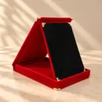 Kırmızı Kadife ve Altın Detaylı Sergi Standı